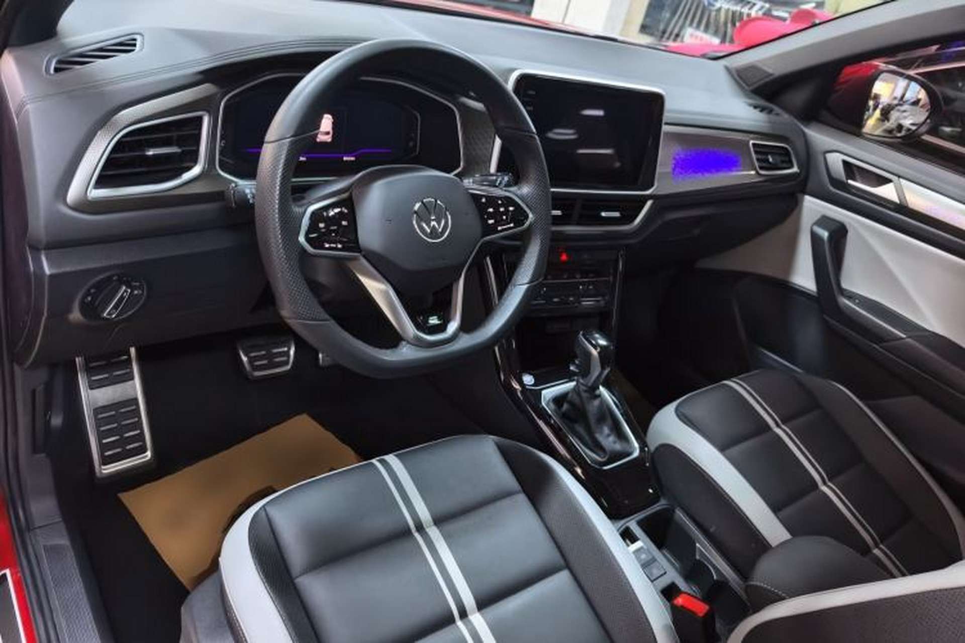 Used Volkswagen T-ROC 2023 300TSI DSG Two-Wheel-Drive Chen Guang Edition Center Console
