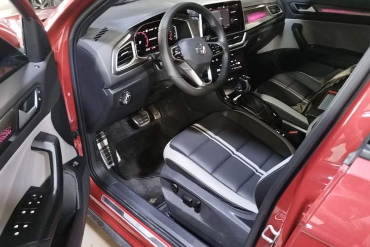 Used Volkswagen T-ROC 2023 300TSI DSG Two-Wheel-Drive Chen Guang Edition Driver Seat