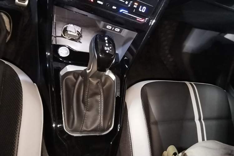 Used Volkswagen T-ROC 2023 300TSI DSG Two-Wheel-Drive Chen Guang Edition Gear Lever