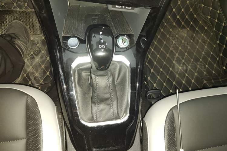 Used Volkswagen T-ROC 2023 300TSI DSG Two-Wheel-Drive Chen Guang Edition Gear Lever