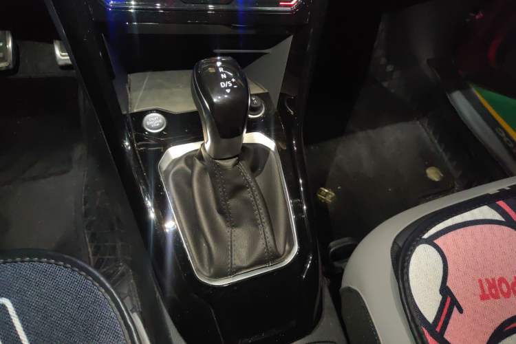 Used Volkswagen T-ROC 2023 300TSI DSG Two-Wheel-Drive Chen Guang Edition Gear Lever