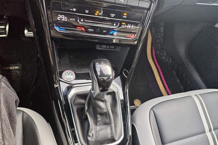 Used Volkswagen T-ROC 2023 300TSI DSG Two-Wheel-Drive Chen Guang Edition Gear Lever