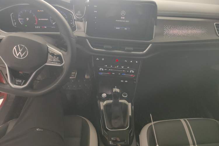 Used Volkswagen T-ROC 2023 300TSI DSG Two-Wheel-Drive Chen Guang Edition Interior 2