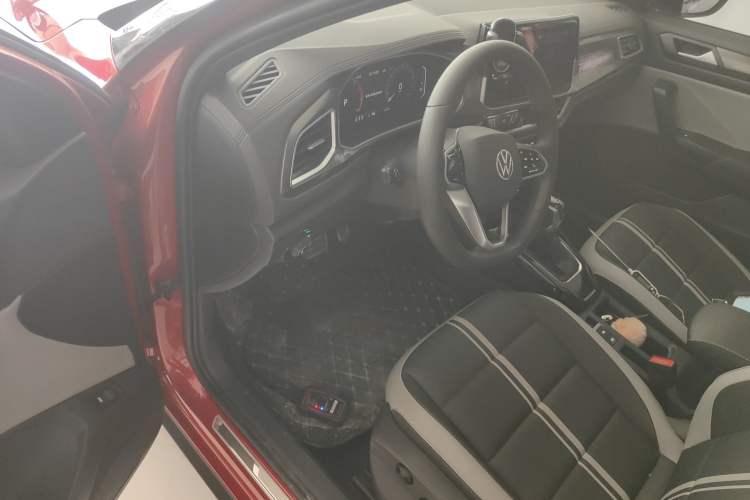 Used Volkswagen T-ROC 2023 300TSI DSG Two-Wheel-Drive Chen Guang Edition Interior 3