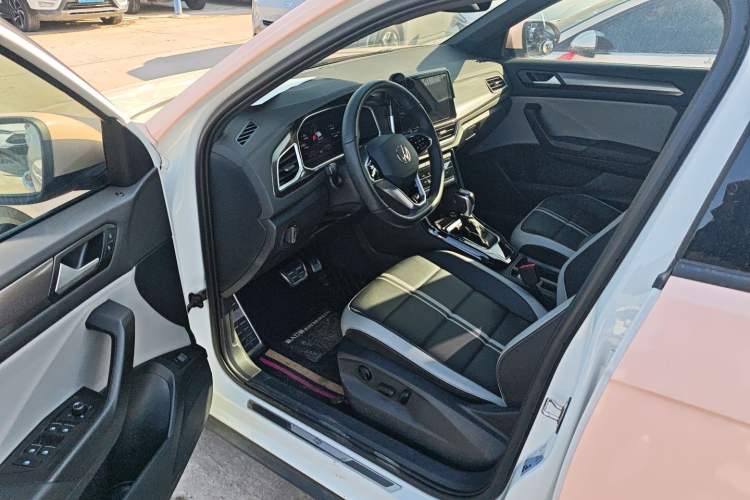 Used Volkswagen T-ROC 2023 300TSI DSG Two-Wheel-Drive Chen Guang Edition Interior 3