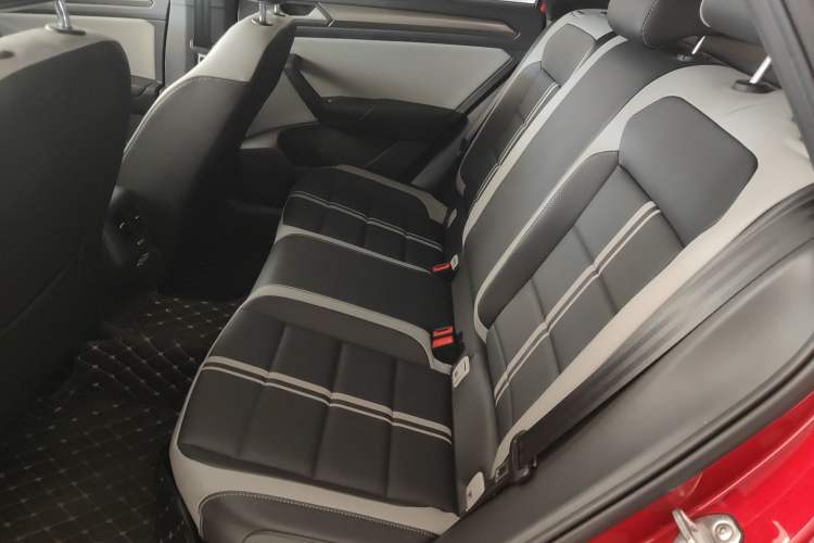 Used Volkswagen T-ROC 2023 300TSI DSG Two-Wheel-Drive Chen Guang Edition Interior 4