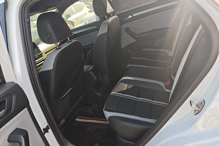 Used Volkswagen T-ROC 2023 300TSI DSG Two-Wheel-Drive Chen Guang Edition Interior 4