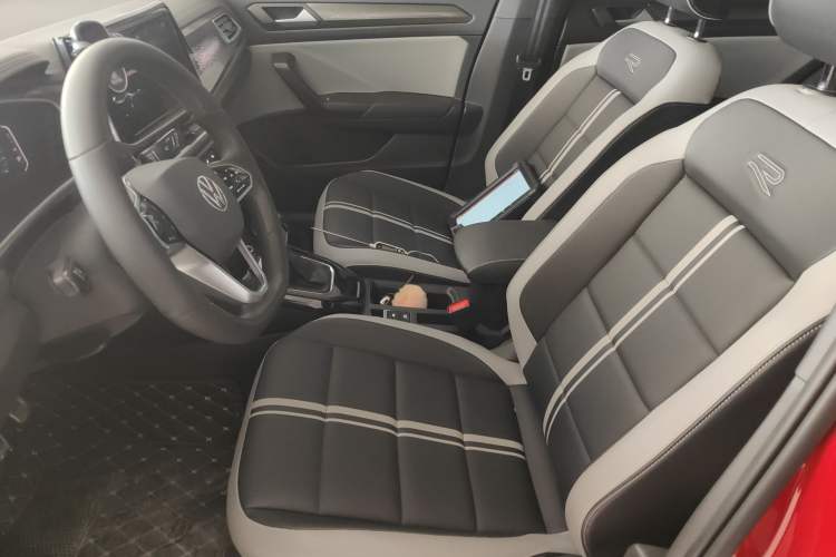 Used Volkswagen T-ROC 2023 300TSI DSG Two-Wheel-Drive Chen Guang Edition Left Front Seat