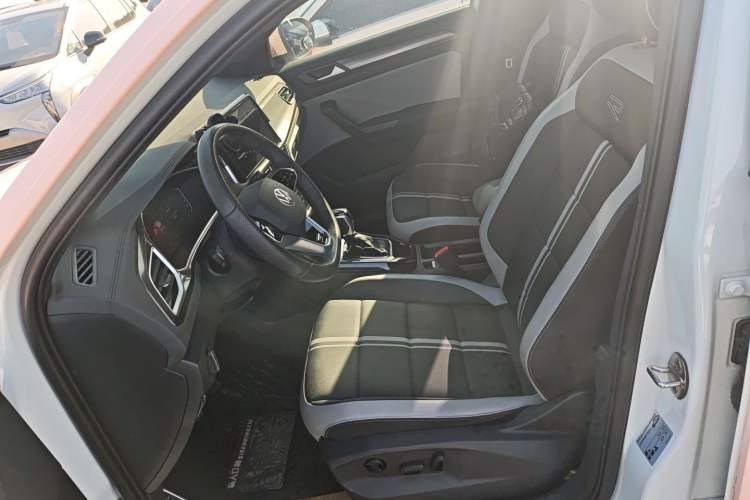 Used Volkswagen T-ROC 2023 300TSI DSG Two-Wheel-Drive Chen Guang Edition Left Front Seat