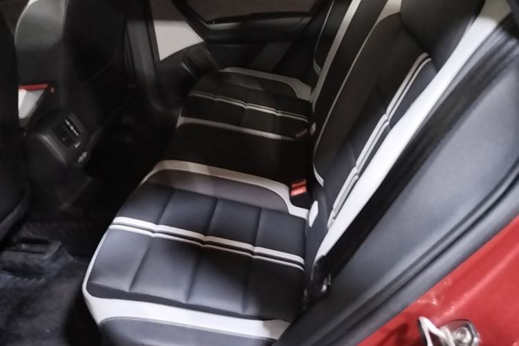 Used Volkswagen T-ROC 2023 300TSI DSG Two-Wheel-Drive Chen Guang Edition Left Rear Seat