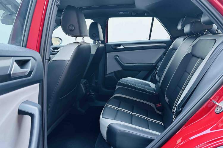 Used Volkswagen T-ROC 2023 300TSI DSG Two-Wheel-Drive Chen Guang Edition Left Rear Seat