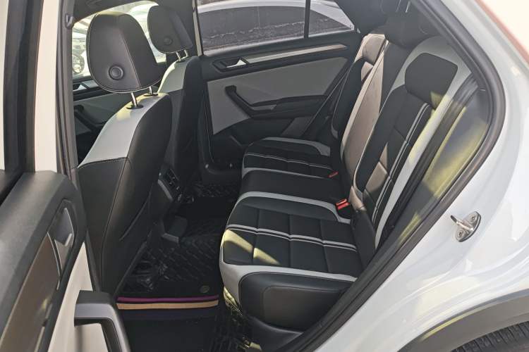 Used Volkswagen T-ROC 2023 300TSI DSG Two-Wheel-Drive Chen Guang Edition Left Rear Seat