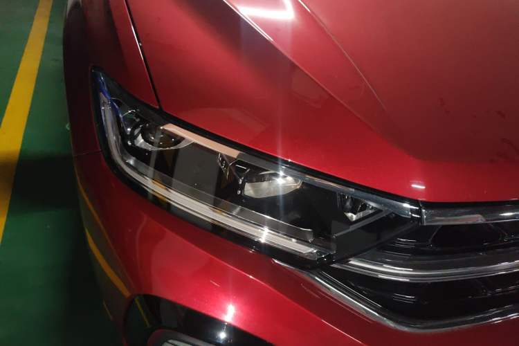 Used Volkswagen T-ROC 2023 300TSI DSG Two-Wheel-Drive Chen Guang Edition Right Front Headlight