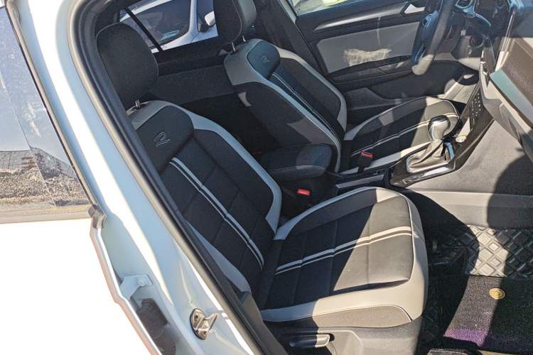 Used Volkswagen T-ROC 2023 300TSI DSG Two-Wheel-Drive Chen Guang Edition Right Front Seat