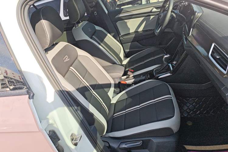 Used Volkswagen T-ROC 2023 300TSI DSG Two-Wheel-Drive Chen Guang Edition Right Front Seat