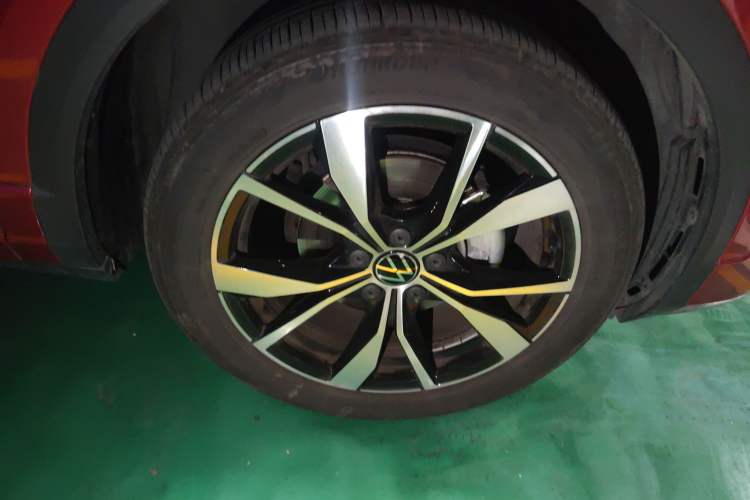 Used Volkswagen T-ROC 2023 300TSI DSG Two-Wheel-Drive Chen Guang Edition Right Front Wheel Hub