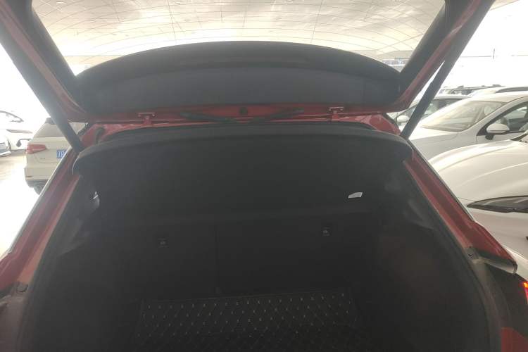 Used Volkswagen T-ROC 2023 300TSI DSG Two-Wheel-Drive Chen Guang Edition Trunk