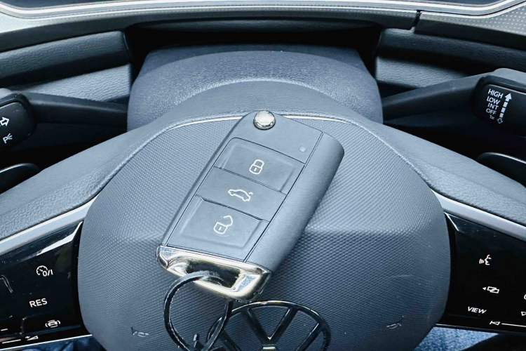 Used Volkswagen T-ROC 2023 300TSI DSG Two-Wheel-Drive Chen Guang Edition Vehicle Key