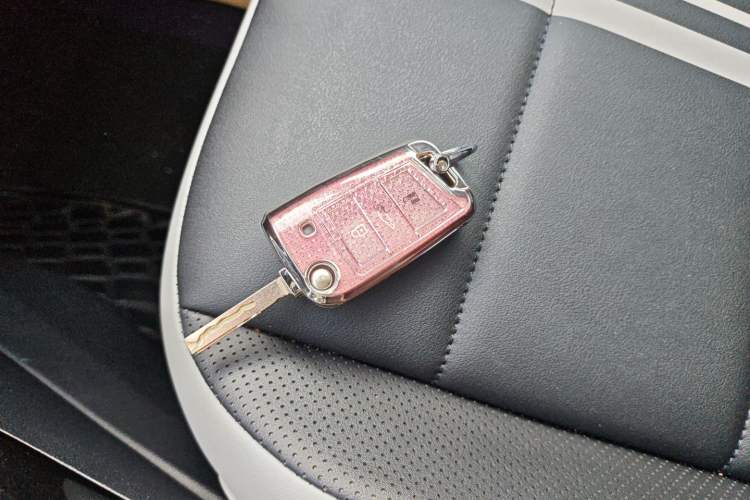 Used Volkswagen T-ROC 2023 300TSI DSG Two-Wheel-Drive Chen Guang Edition Vehicle Key