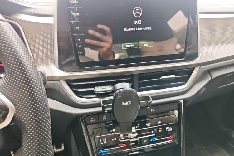 Used Volkswagen T-ROC 2023 300TSI DSG Two-Wheel-Drive Chen Guang Edition Audio And AC Panel