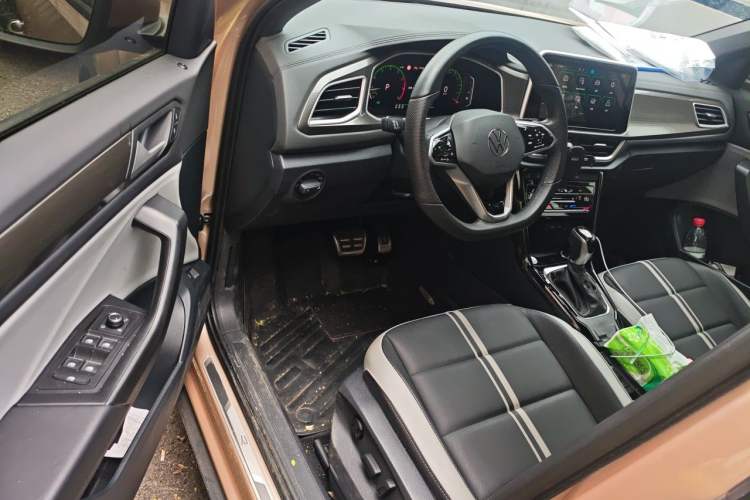 Used Volkswagen T-ROC 2023 300TSI DSG Two-Wheel-Drive Chen Guang Edition Driver Seat