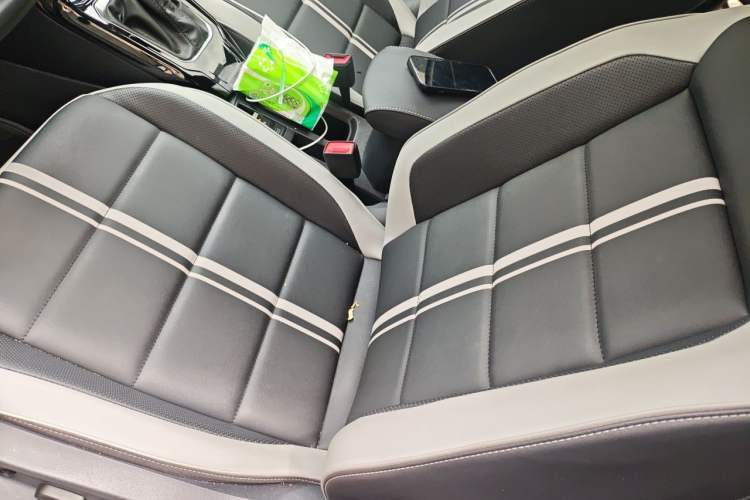 Used Volkswagen T-ROC 2023 300TSI DSG Two-Wheel-Drive Chen Guang Edition Left Front Seat