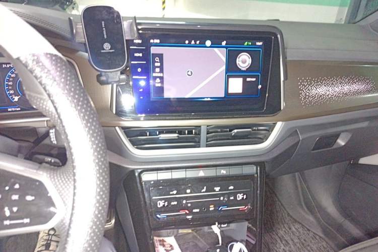 Used Volkswagen T-ROC 2023 300TSI DSG Two-Wheel-Drive Chen Guang Edition Audio And AC Panel