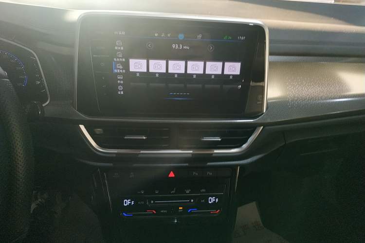 Used Volkswagen T-ROC 2023 300TSI DSG Two-Wheel Drive Starlight Edition Audio And AC Panel