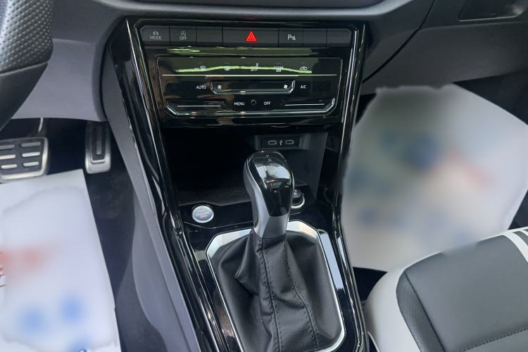 Used Volkswagen T-ROC 2023 300TSI DSG Two-Wheel-Drive Chen Guang Edition Audio And AC Panel