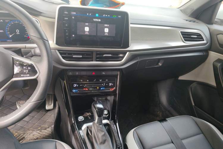 Used Volkswagen T-ROC 2023 300TSI DSG Two-Wheel-Drive Chen Guang Edition Audio And AC Panel