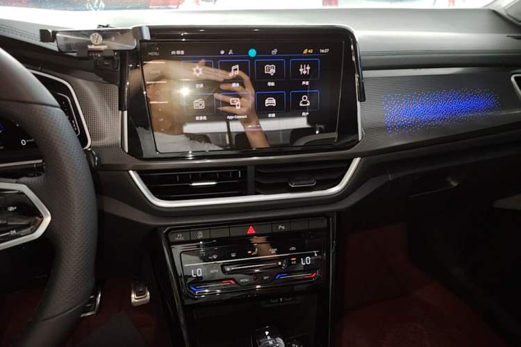 Used Volkswagen T-ROC 2023 300TSI DSG Two-Wheel-Drive Chen Guang Edition Audio And AC Panel
