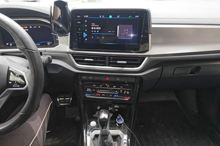 Used Volkswagen T-ROC 2023 300TSI DSG Two-Wheel-Drive Chen Guang Edition Audio And AC Panel