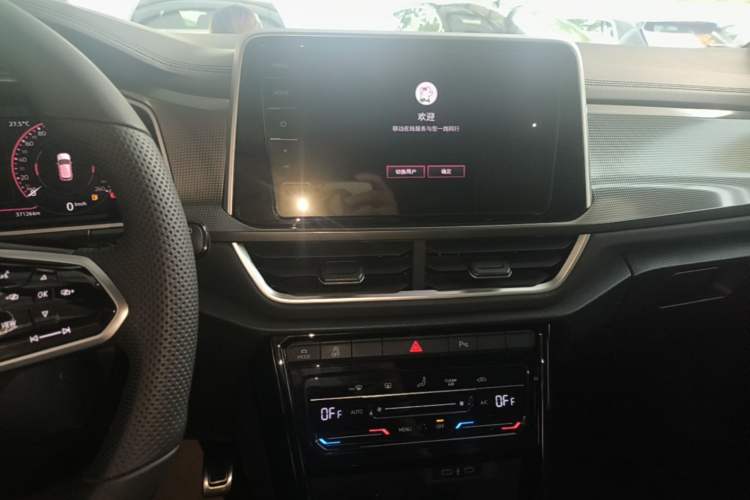 Used Volkswagen T-ROC 2023 300TSI DSG Two-Wheel-Drive Chen Guang Edition Audio And AC Panel