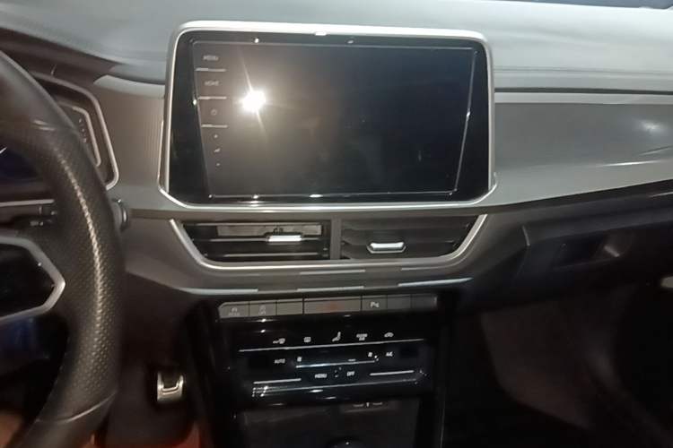 Used Volkswagen T-ROC 2023 300TSI DSG Two-Wheel-Drive Chen Guang Edition Audio And AC Panel