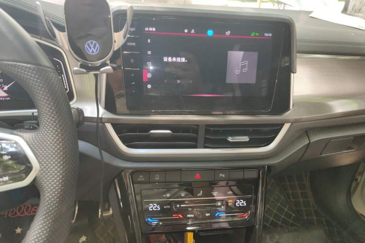 Used Volkswagen T-ROC 2023 300TSI DSG Two-Wheel-Drive Chen Guang Edition Audio And AC Panel