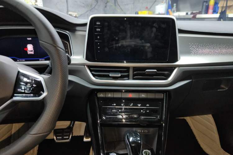 Used Volkswagen T-ROC 2023 300TSI DSG Two-Wheel-Drive Chen Guang Edition Audio And AC Panel