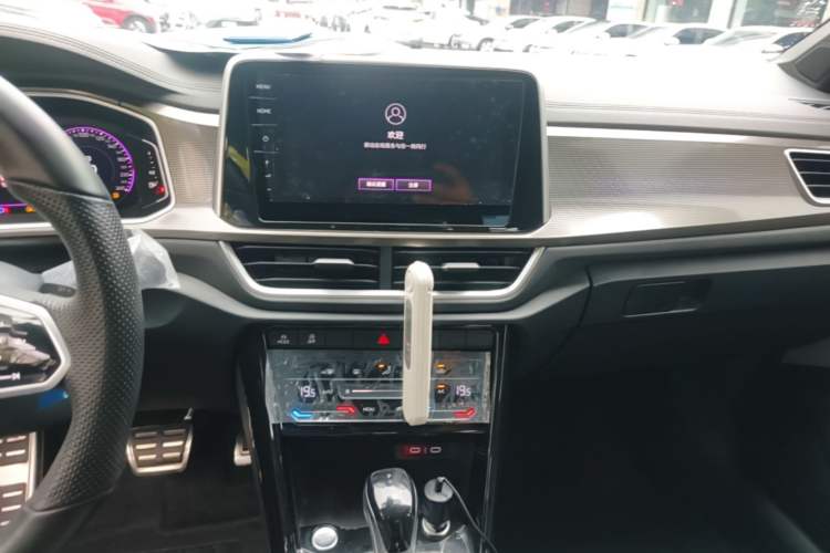 Used Volkswagen T-ROC 2023 300TSI DSG Two-Wheel-Drive Chen Guang Edition Audio And AC Panel