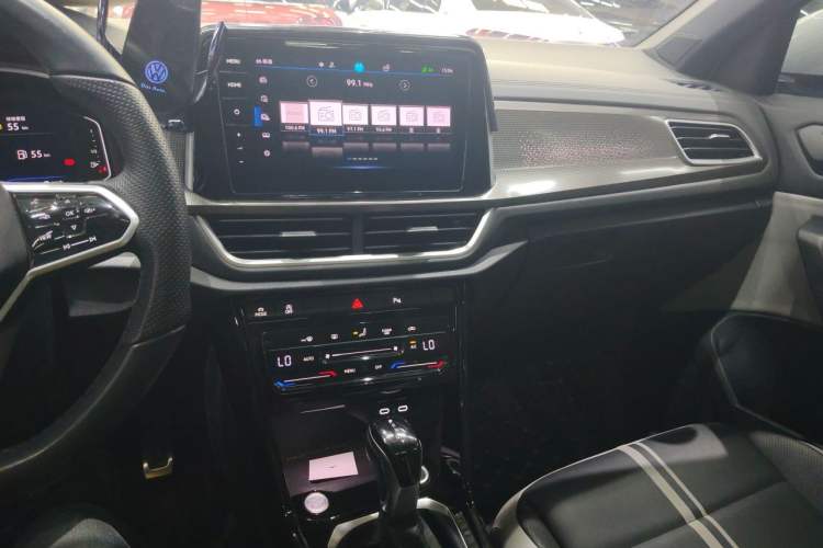 Used Volkswagen T-ROC 2023 300TSI DSG Two-Wheel-Drive Chen Guang Edition Audio And AC Panel
