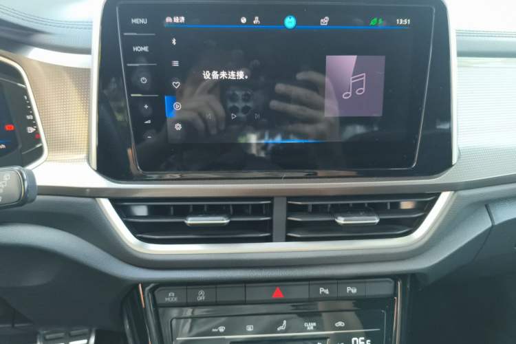Used Volkswagen T-ROC 2023 300TSI DSG Two-Wheel-Drive Chen Guang Edition Audio And AC Panel