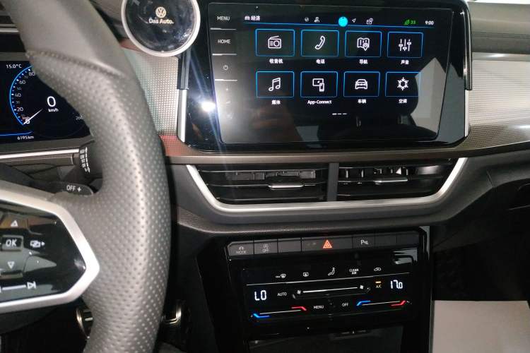 Used Volkswagen T-ROC 2023 300TSI DSG Two-Wheel-Drive Chen Guang Edition Audio And AC Panel