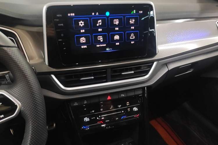 Used Volkswagen T-ROC 2023 300TSI DSG Two-Wheel-Drive Chen Guang Edition Audio And AC Panel
