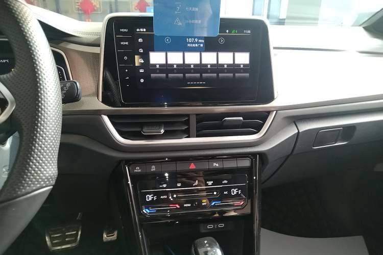 Used Volkswagen T-ROC 2023 300TSI DSG Two-Wheel-Drive Chen Guang Edition Audio And AC Panel