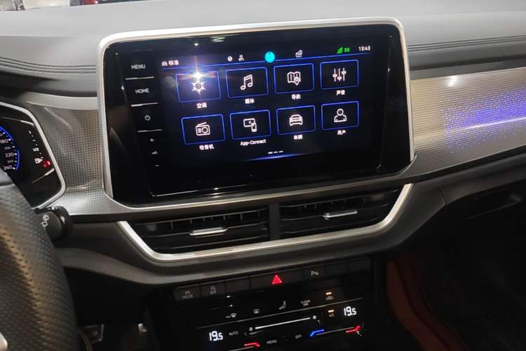 Used Volkswagen T-ROC 2023 300TSI DSG Two-Wheel-Drive Chen Guang Edition Audio And AC Panel