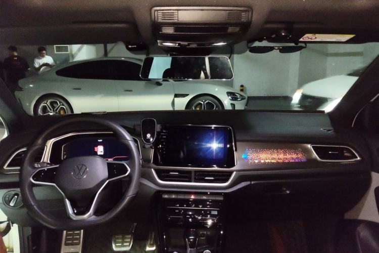 Used Volkswagen T-ROC 2023 300TSI DSG Two-Wheel-Drive Chen Guang Edition Center Console