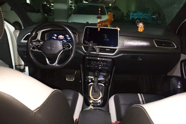 Used Volkswagen T-ROC 2023 300TSI DSG Two-Wheel-Drive Chen Guang Edition Center Console