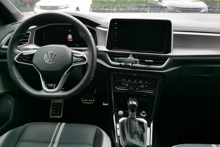 Used Volkswagen T-ROC 2023 300TSI DSG Two-Wheel-Drive Chen Guang Edition Center Console