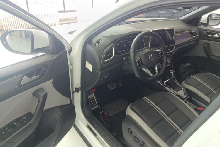 Used Volkswagen T-ROC 2023 300TSI DSG Two-Wheel-Drive Chen Guang Edition Driver Seat