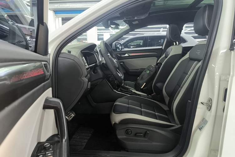 Used Volkswagen T-ROC 2023 300TSI DSG Two-Wheel-Drive Chen Guang Edition Driver Seat