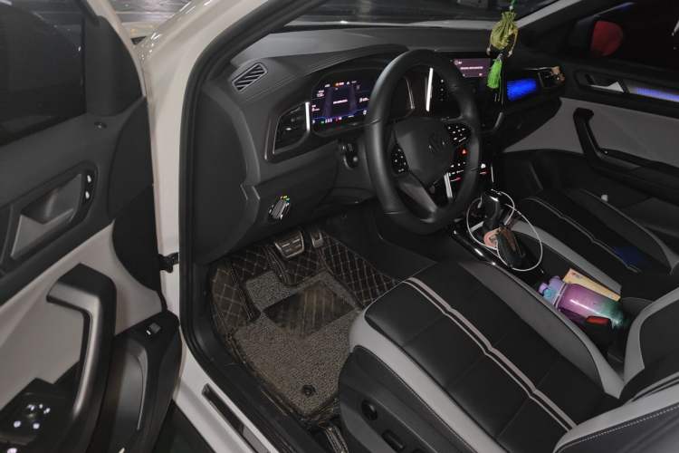 Used Volkswagen T-ROC 2023 300TSI DSG Two-Wheel-Drive Chen Guang Edition Driver Seat