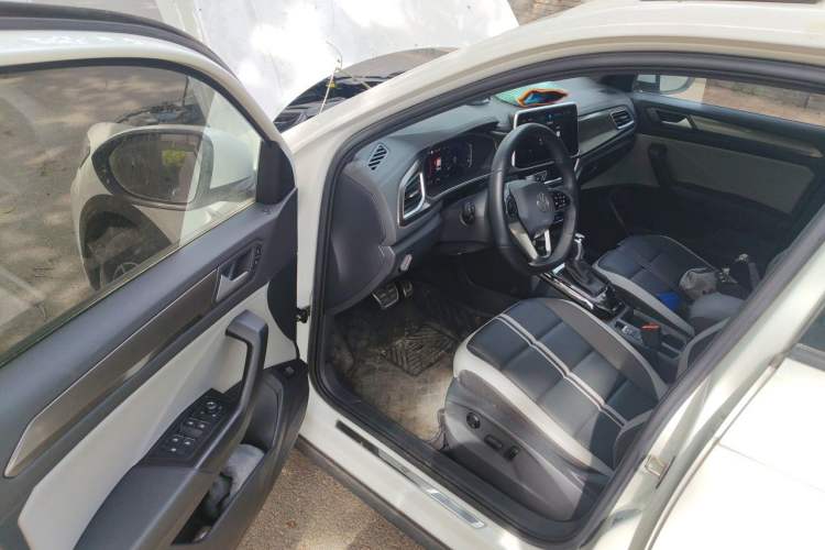 Used Volkswagen T-ROC 2023 300TSI DSG Two-Wheel-Drive Chen Guang Edition Driver Seat